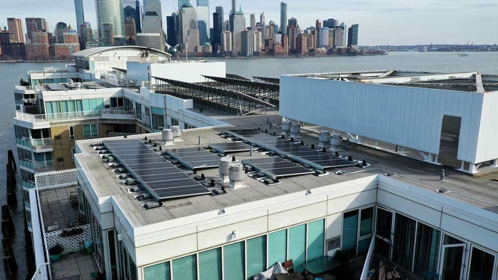 We installed a solar system for Harborside Pier that generates 166.600 kW annually.